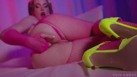 Сучка в секс наряде пихает в жопу дилдо и трахается с мужиком 2
