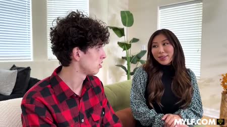 Училка дала студенту полапать грудь и уложила его в постель 1