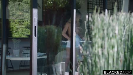 Такой толстый елдак ее похотливая киска еще не принимала 1