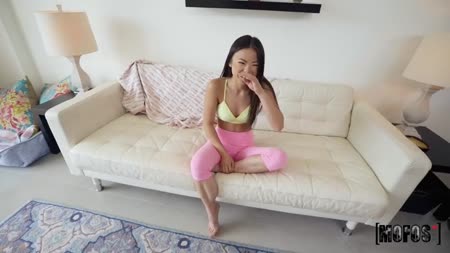 Миленькая чика робко делает минет и снимает домашний секс 2