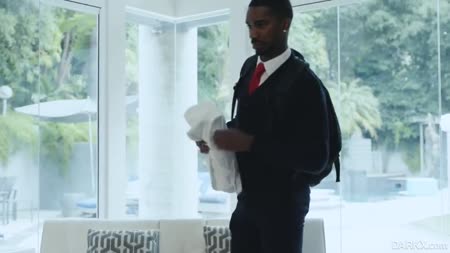 Негр делает красивой азиатке массаж и пристраивает ее на пенис 1