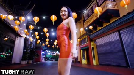 Гламурная красотка развела мужиков на двойное проникновение 1