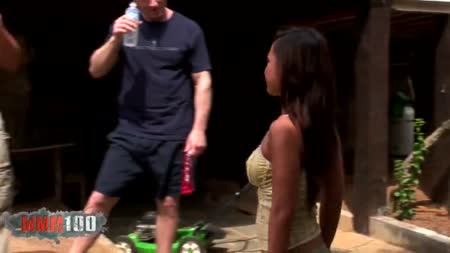 Двое рабочих развели доверчивую азиатку на групповуху 1