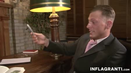 Симпатичную милашку в чулках жестко отымели прямо на столе 4