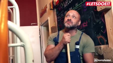 Сисястая азиатка смачно трахается с лысым во всех позах 1