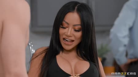 Сисястая жена азиатка быстро променяла мужа на соседа 1