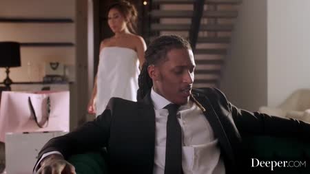 Секси азиатка сама лезет в штаны к черному 1