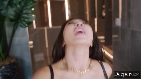 Секси азиатка сама лезет в штаны к черному 8