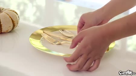 Соблазнительное платье жены не давало мужу покоя за завтраком 1