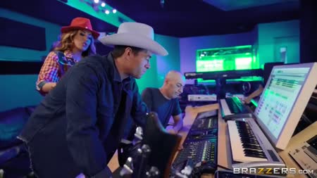 Блондинка трясет в баре своими прелестями и заводит паренька 1