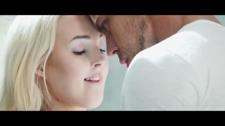 Аппетитная блондинка получает оргазм от романтического соития 2