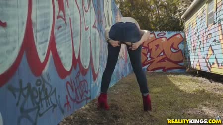 Безбашенная блондинка трахается с парнем прямо в подворотне 1