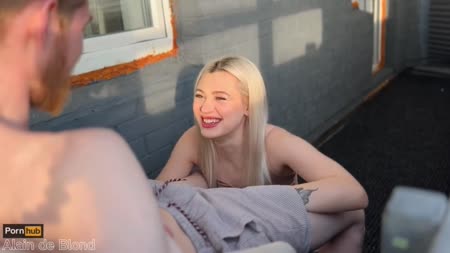 Подружка сама пришла к пареньку и начала сосать хер 1