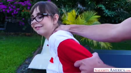 Очкастая соседка распробовала большой член 4