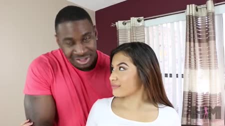 Веселая девушка пробует себя в межрассовой порнухе