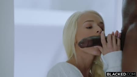 Худая молодая блондинка позвала чернокожего на трах свидание 1