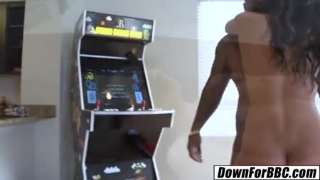 Бабенка с трудом терпит гигантский черный член в дырке 6