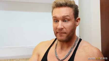 Молодая падчерица положила глаз на здорового отчима 1