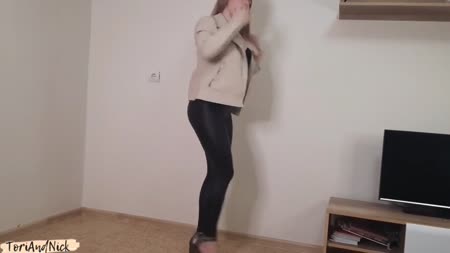 Девочку в обтягивающих леггинсах трахнули раком перед камерой 1