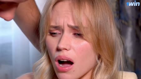 Парниша натеребил киску блондинки и она захотела его члена