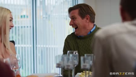 Неверный муж быстро клюнул на гостью в прозрачном наряде 2