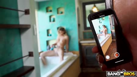 Чика порукоблудила в душе и захотела траха