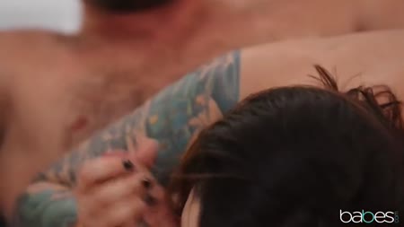 Самец по всякому полирует телочку с большими сиськами на диване 5