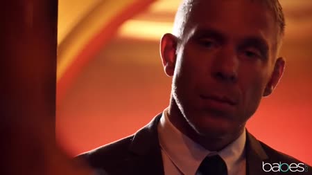 Рыженькая самца в фетиш костюме любит развратный секс 1