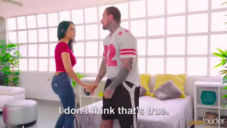 Татуированный здоровяк насадил на кукан сисястую соседку 1