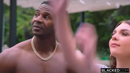 Девочки с большими сиськами занялись смачным сексом с негром 1