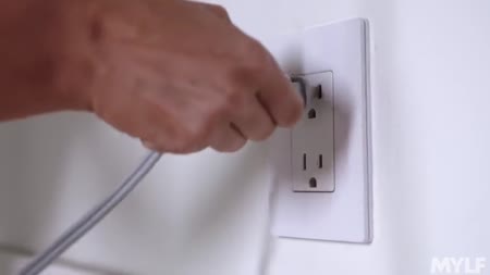 Блондинистая мамка извивается от члена на диване 1