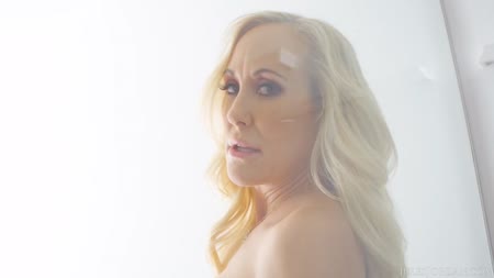 Горячая блонди с большой грудью показывает свою фигуру 1