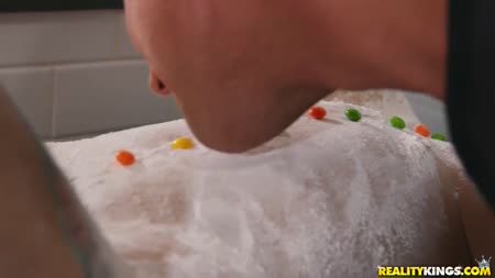 Похотливая домохохяйка бесстыдно развращает с чуваком кухню 1