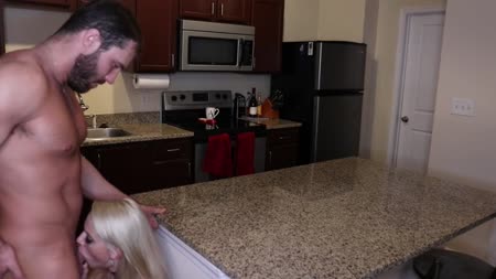 Мамку с большими буферами отымели на кухонном столе 2