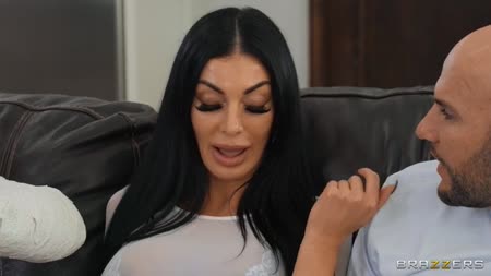 Сисястая мамка липнет к лысому и совращает его на оргию 1