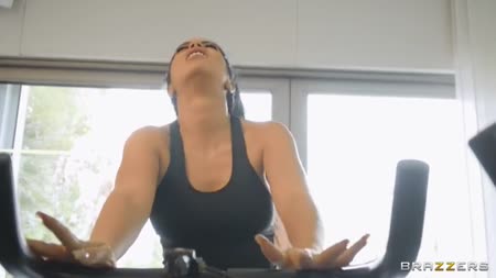 Фитоняшка с шикарными формами устроила порево в спортзале