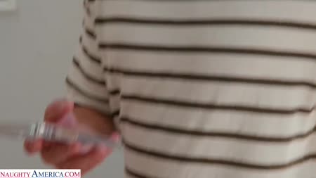 Фигуристая мамка сама пригласила мужика потрахаться 2