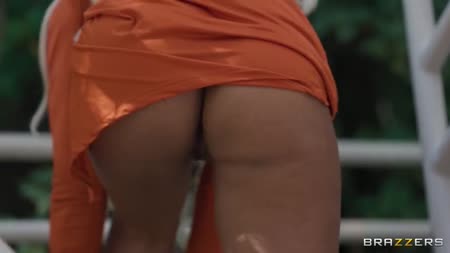 Секси милфа седлает мужику лицо и дает в задницу 1