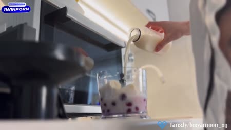 Русская жена решила примерить эротичную униформу 2