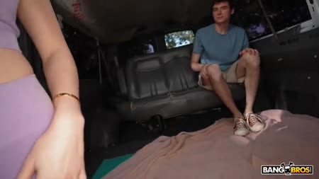 Сисястая девочка трахается с чуваком в лимузине 2
