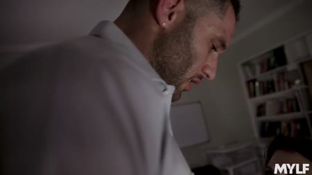 Мамка с большими буферами смачно дрючится перед сном