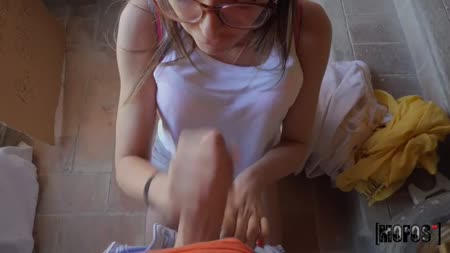 Молодая бабенка в очках снимает свой секс от первого лица