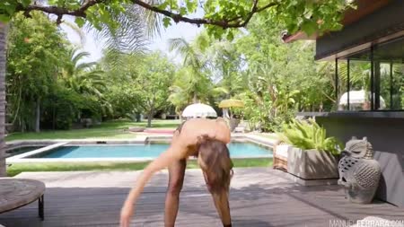 Опытная шлюшка с большой жопой обожает трудиться анальчиком 2