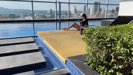 Аппетитная милаха с большой попкой шпилится от первого лица 1