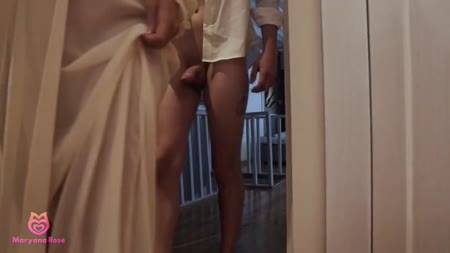 Секси жена начала отсасывать мужу елдак прямо за завтраком