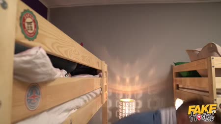 Азартная студентка круто шпилится с парнями в общежитии 1