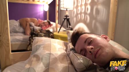 Азартная студентка круто шпилится с парнями в общежитии 2