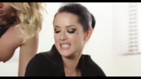 Лысый богач круто пялит двух похотливых самок 6