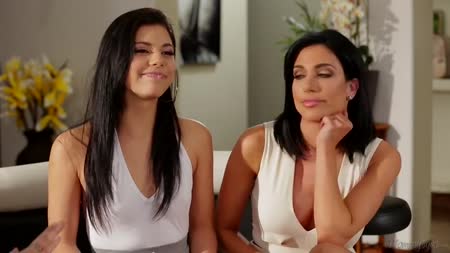 Три миленькие лесбиянки устроили групповую оргию со страпоном 2