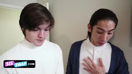 Девушки без комплексов устроили синхронную групповуху 5